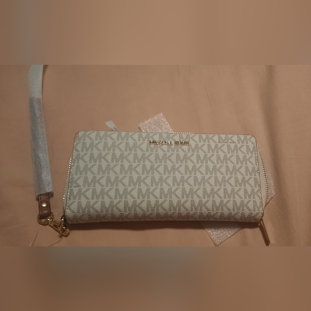 Michael Kors Jet Set Logo Print Wristlet MUST SELL. REASONALBE OFFERS WELCOME